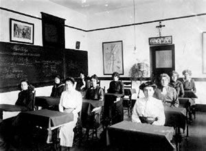 Elèves assises à Sainte-Anne de Victoria aux environs de 1910